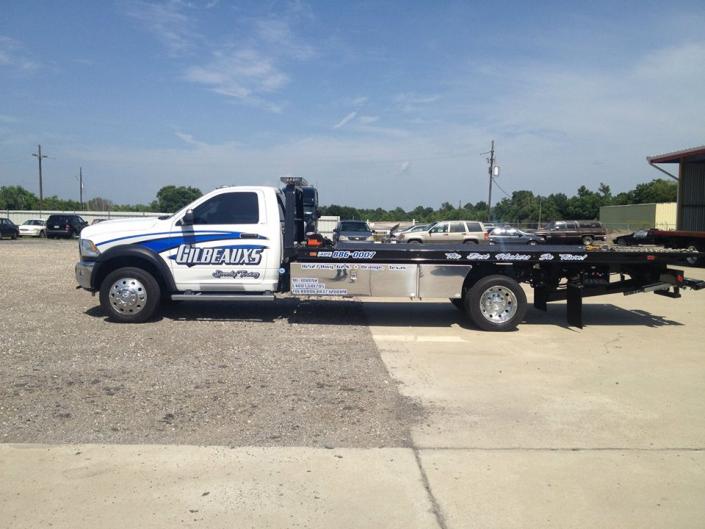 The entire back of the truck is fitted with a bed that can be hydraulically inclined and moved to ground level, allowing the vehicle being towed to be placed on it under its own power or pulled by a winch.