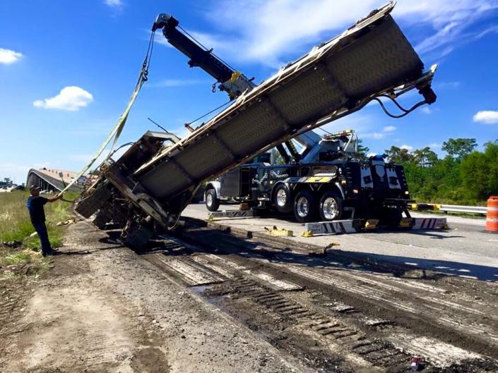 The rotator can be used in difficult to handle traffic situations where the versatility of the crane makes the recovery more efficient or for vehicles and equipment that are in precarious positions that need to be moved or towed.